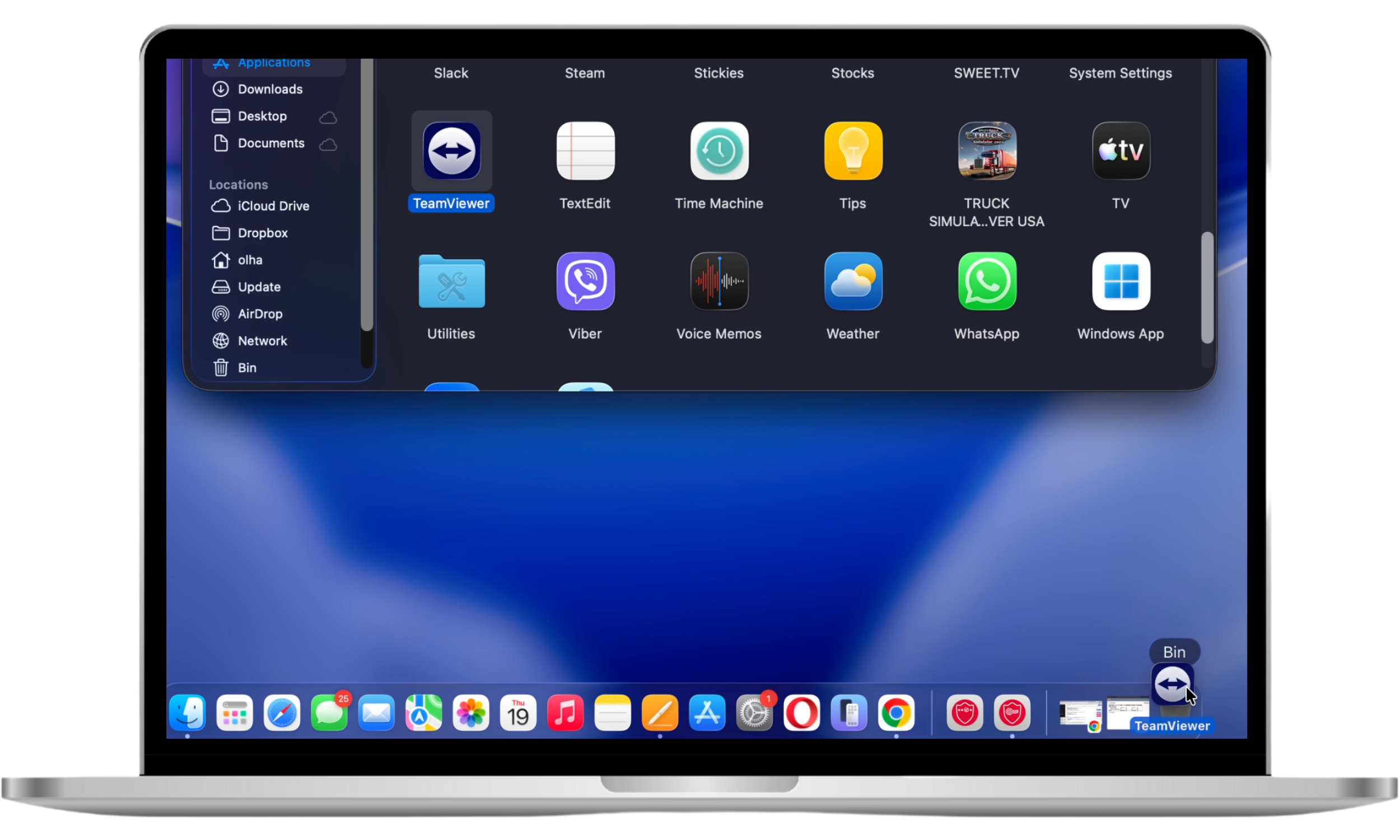 Removing unwanted apps on macOS by dragging them from Applications folder to Trash